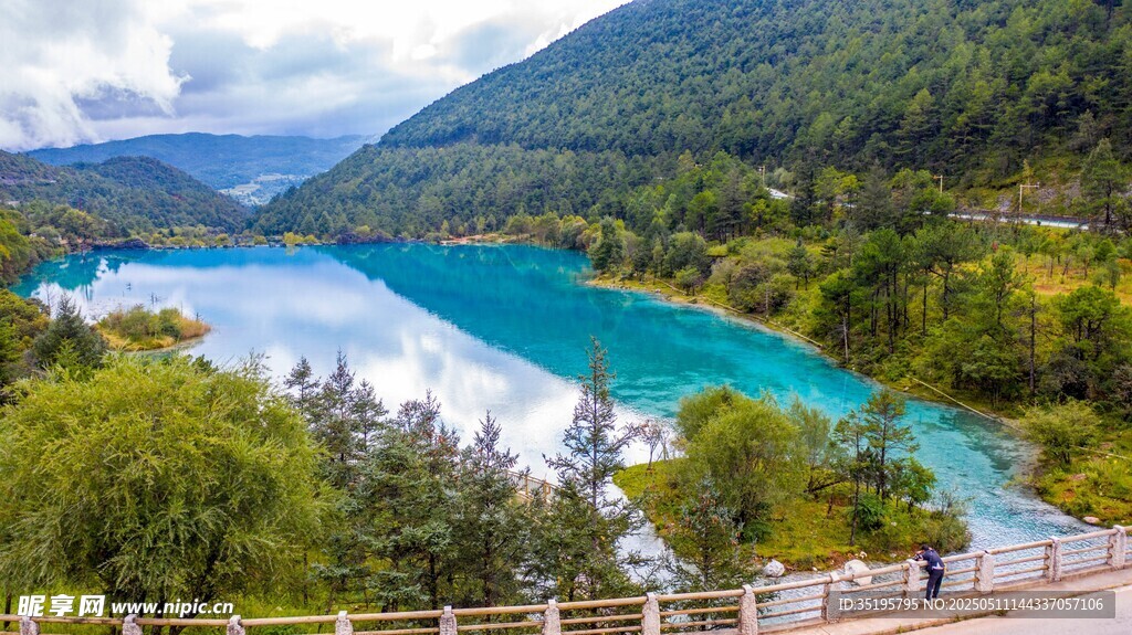 秀麗山水間的藍湖美景