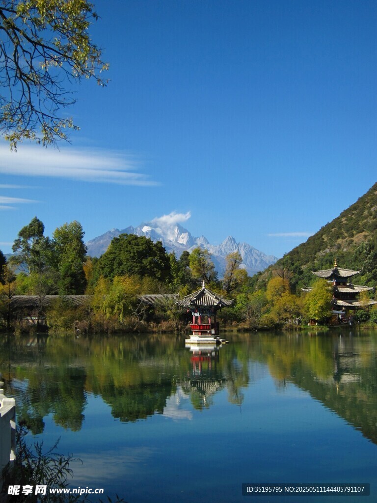 湖畔青山倒影秀麗風(fēng)光