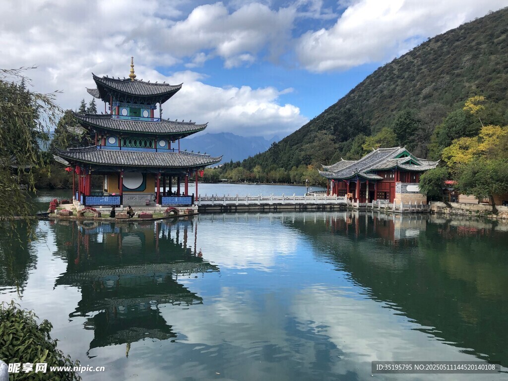 湖畔古建美景