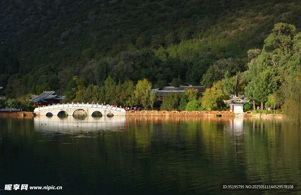 寧靜湖畔的美麗水上建筑