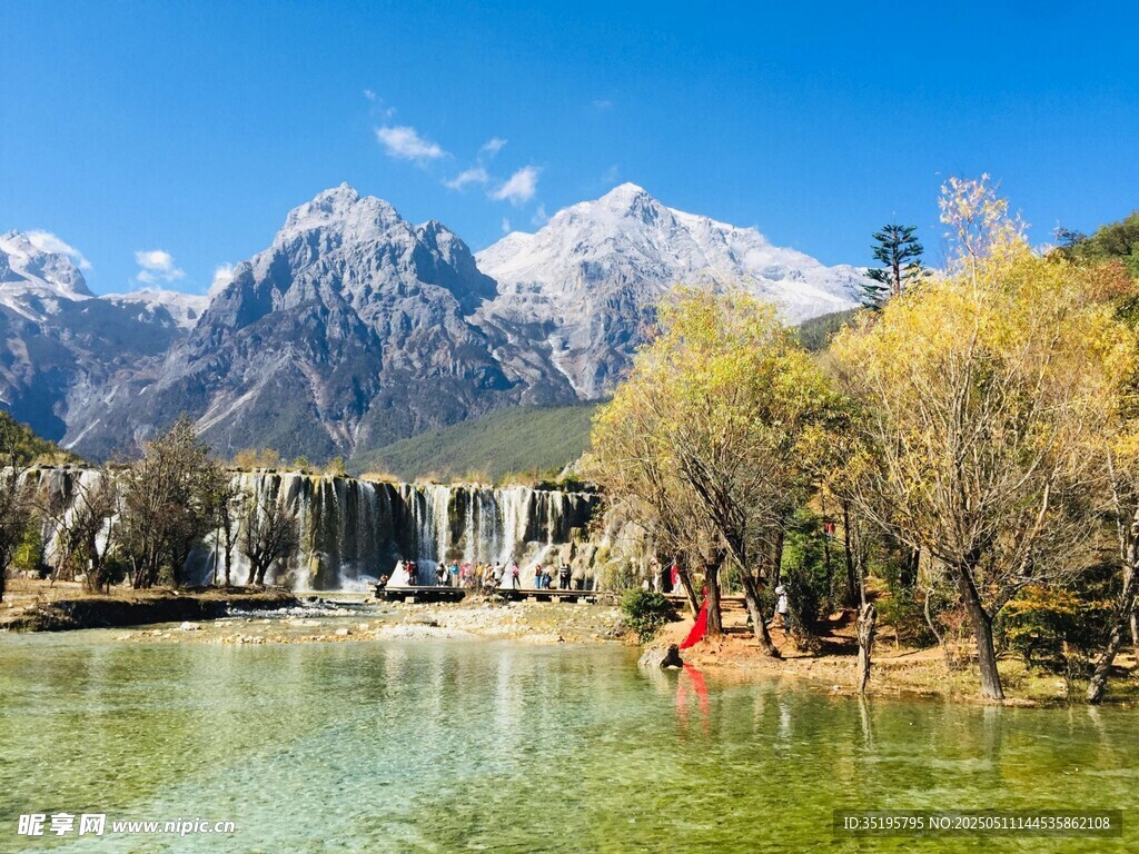 玉龍雪山下的秀麗湖景