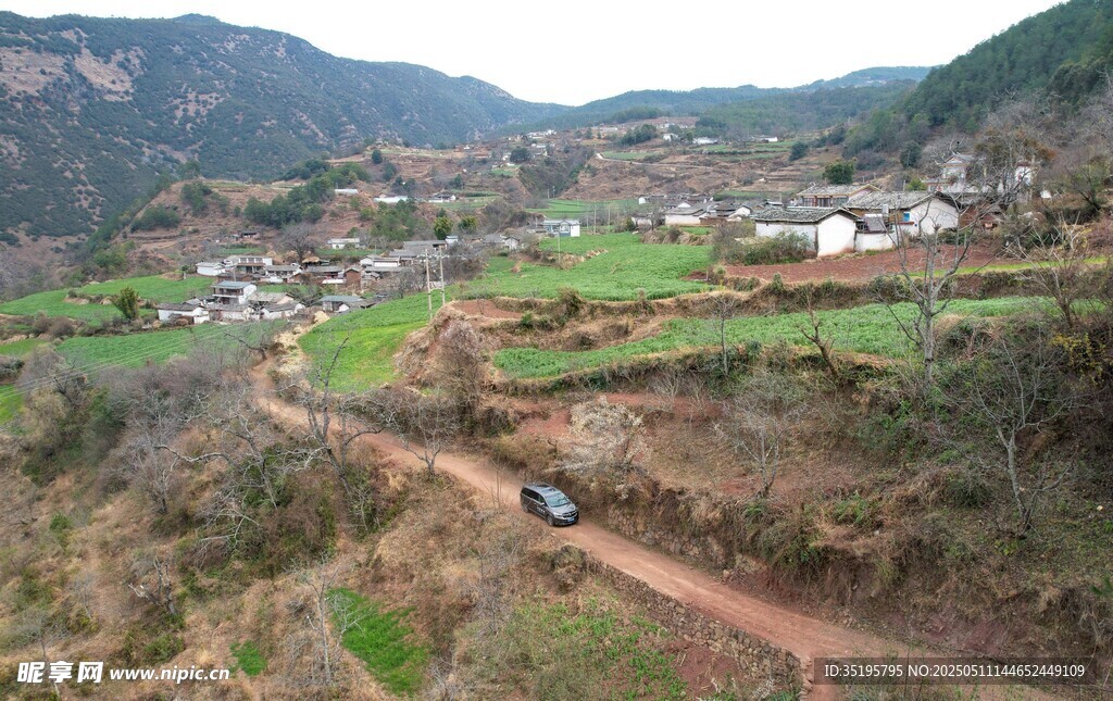 山間村落旁的蜿蜒土路