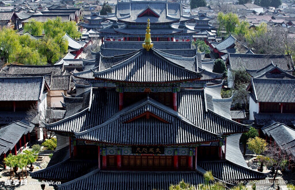 俯瞰中式古建筑群