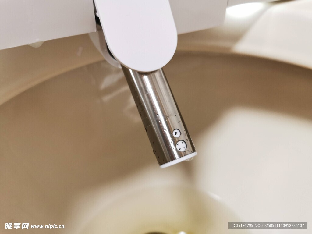 現代水龍頭出水特寫