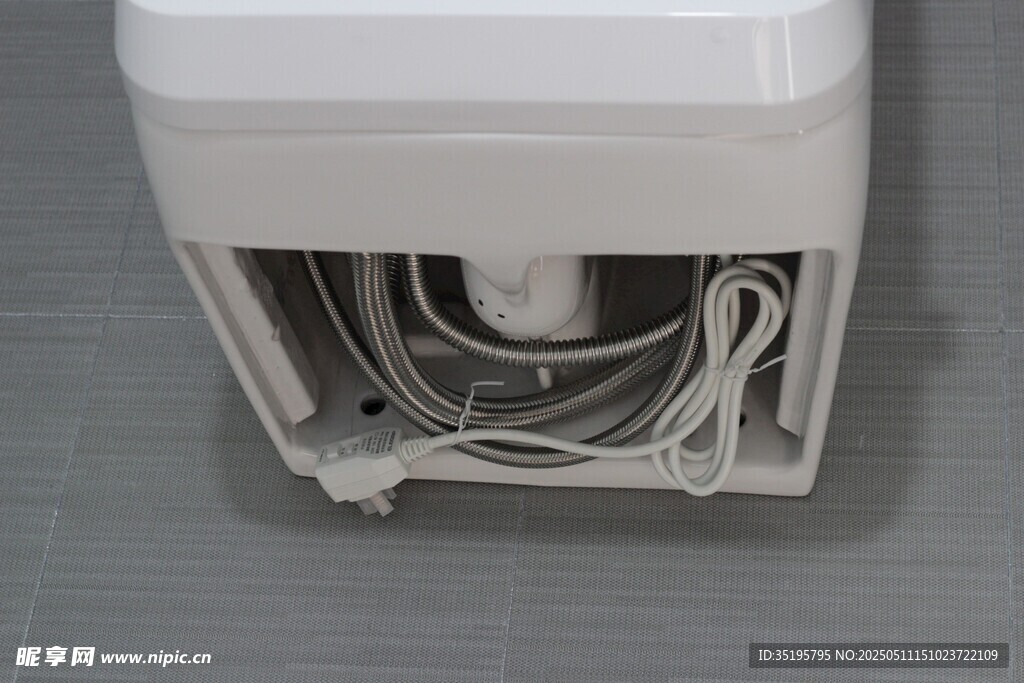 白色電器內部雜亂線路