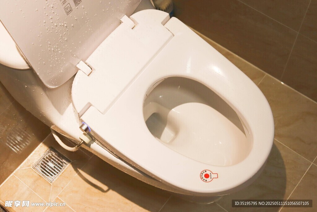 白色智能馬桶特寫