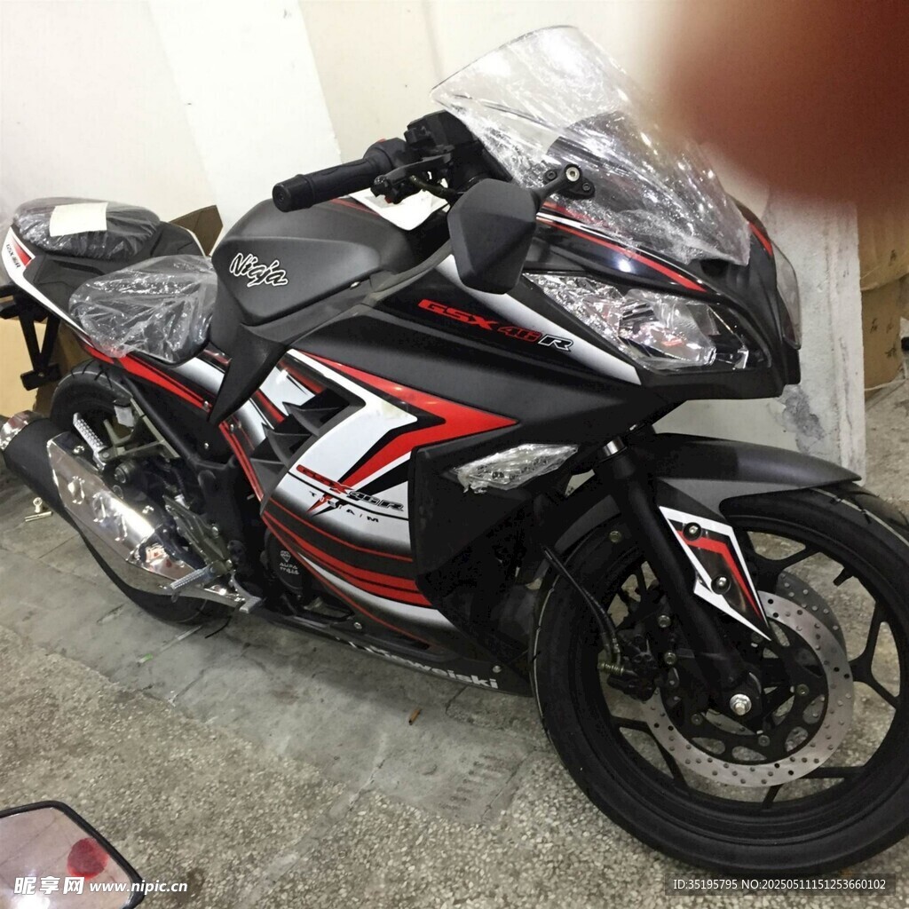 炫酷黑紅摩托車展示