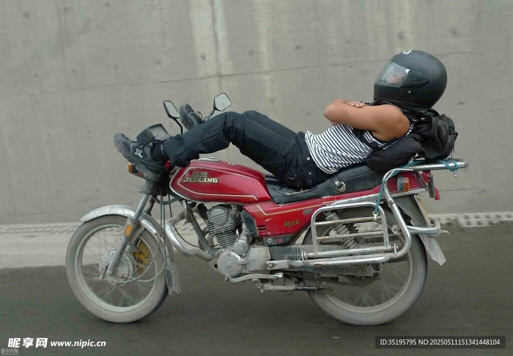 男子愜意躺摩托車上休息