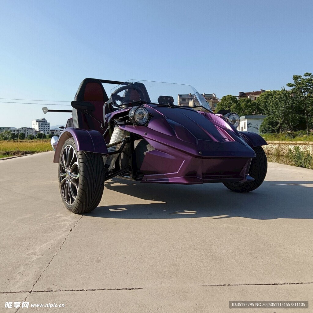 炫酷紫色三輪跑車(chē)在路上