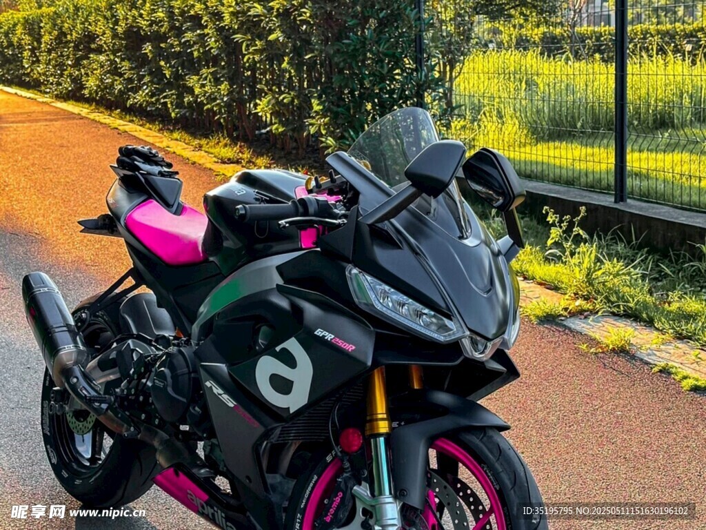 炫酷黑粉配色摩托車
