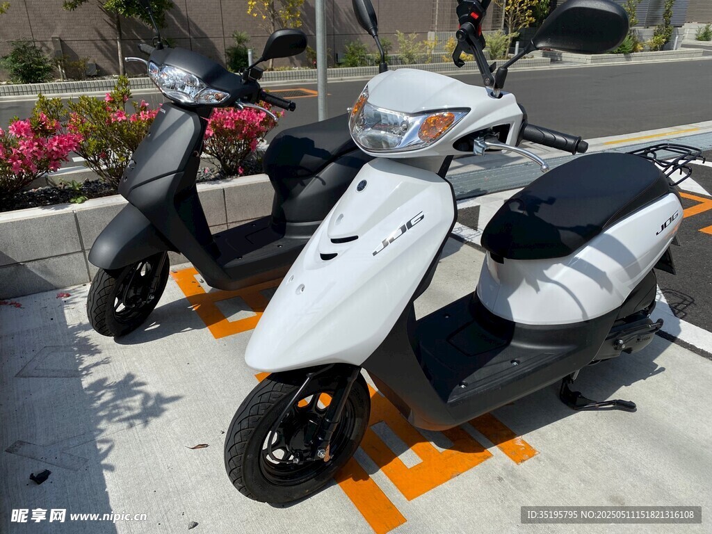 兩輛停放的時(shí)尚踏板摩托車
