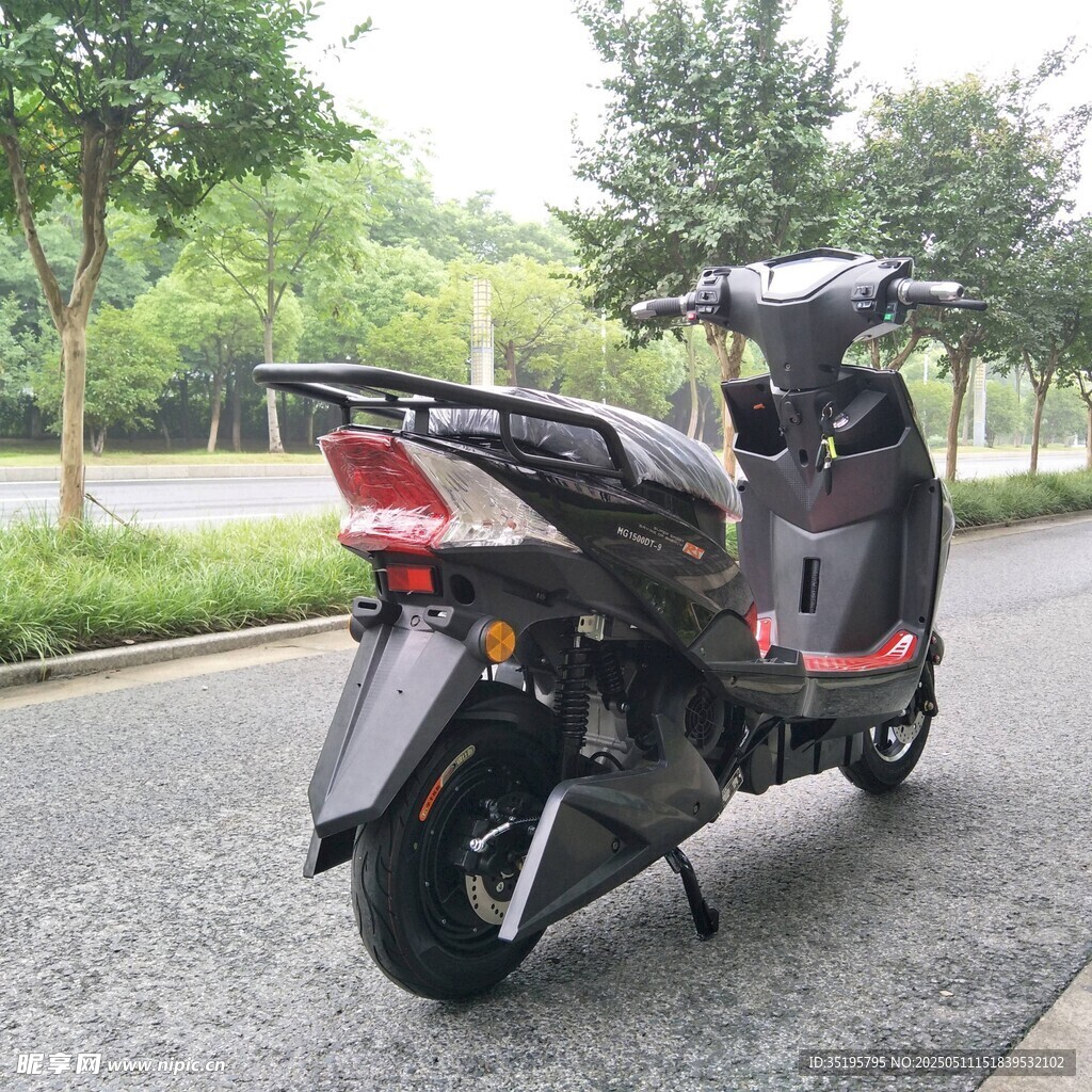 時尚電動摩托車停于路邊