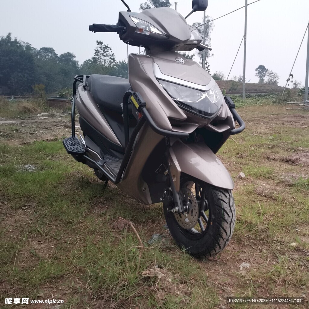 戶外停放的時尚電動摩托車