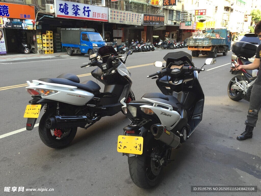街頭停放的兩輛酷炫摩托車