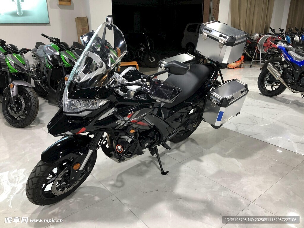 室內陳列的酷炫黑色摩托車