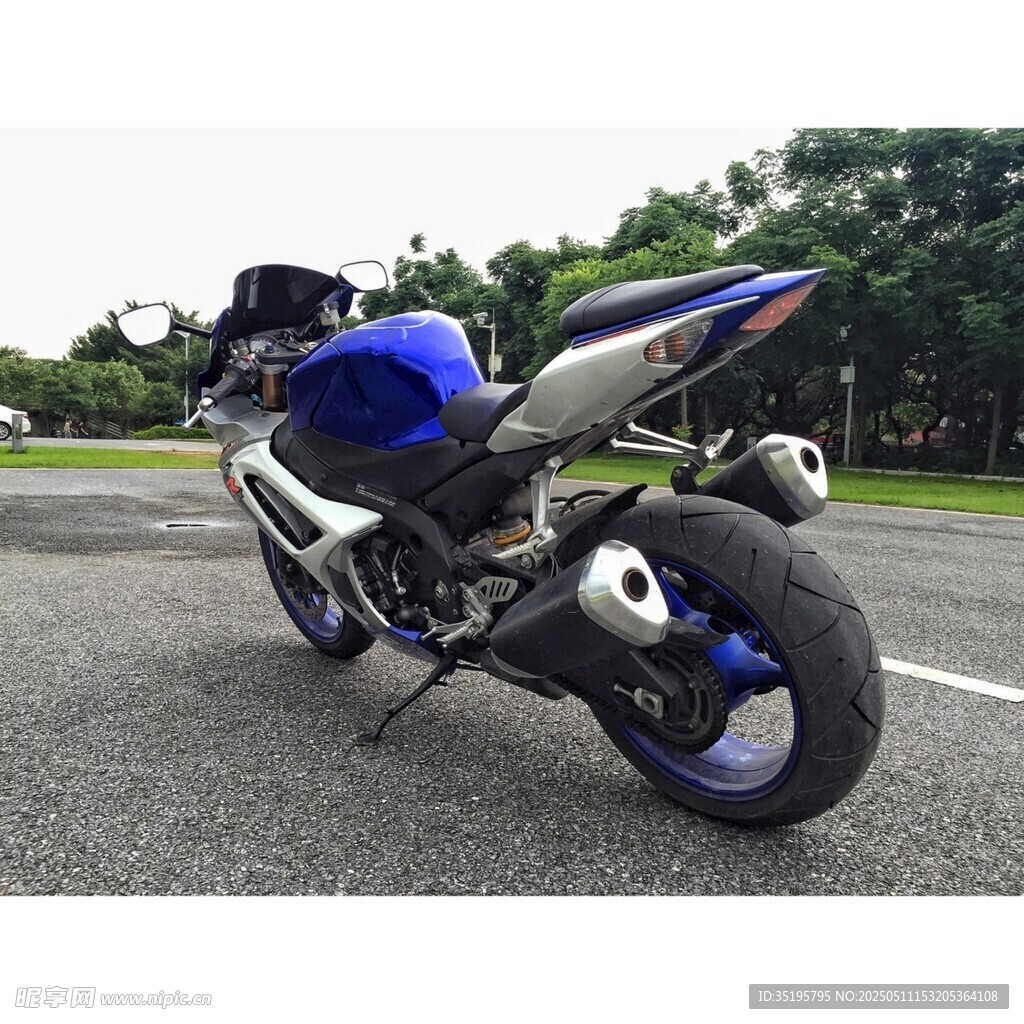 炫酷藍白摩托車停于路面