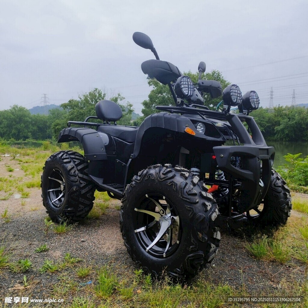 黑色四輪越野摩托車