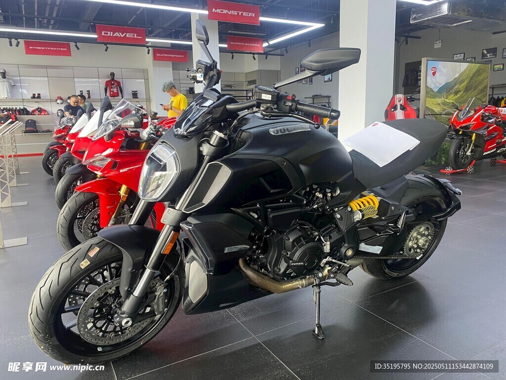 展廳中的酷炫黑色摩托車