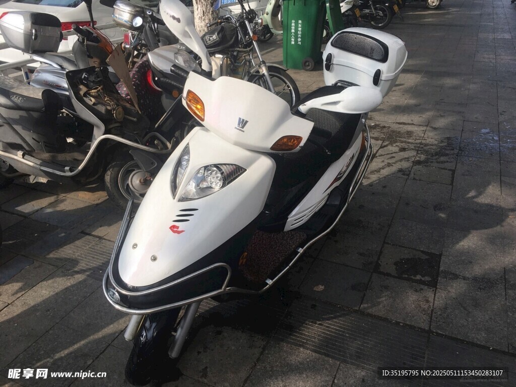 停放的白色時(shí)尚款摩托車