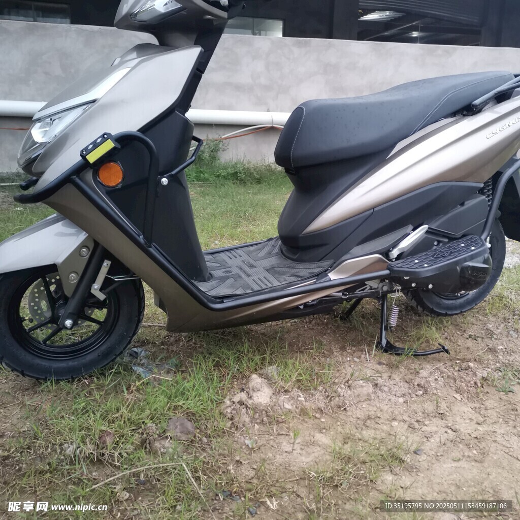 銀色踏板摩托車停在草地
