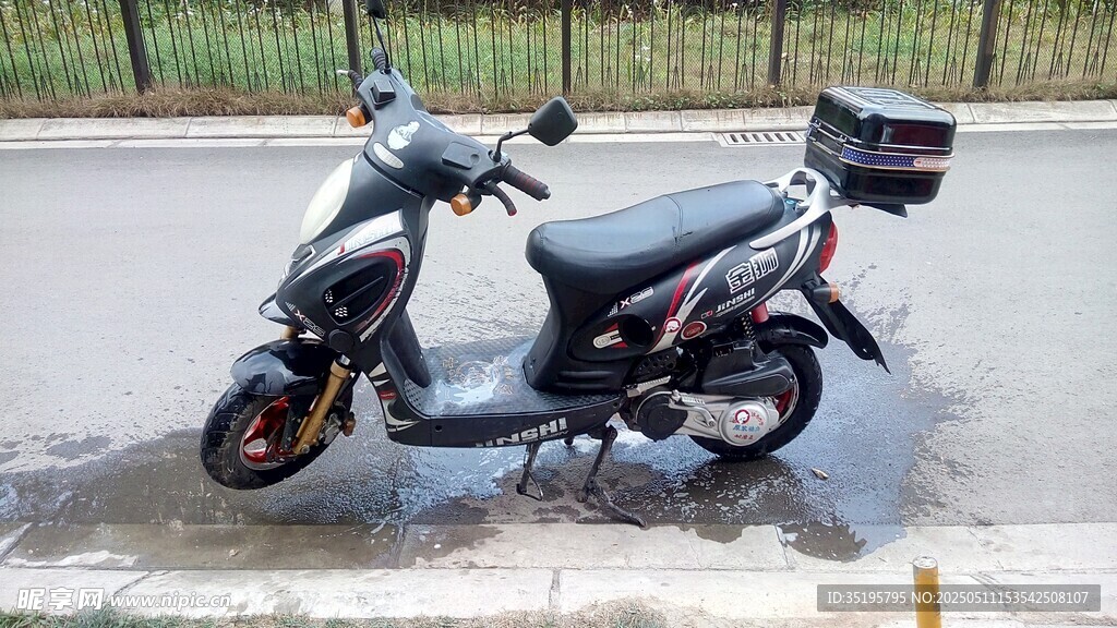 停放的黑色踏板摩托車