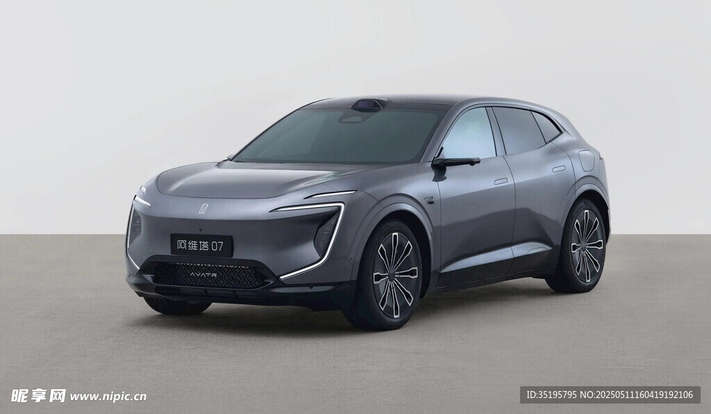 銀灰色時尚電動SUV汽車
