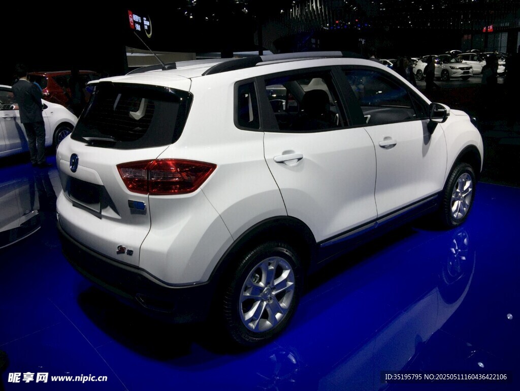 白色時(shí)尚款小型家用汽車