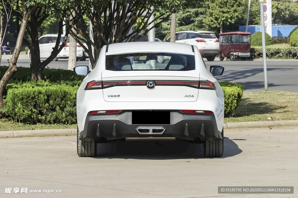 白色轎車尾部特寫