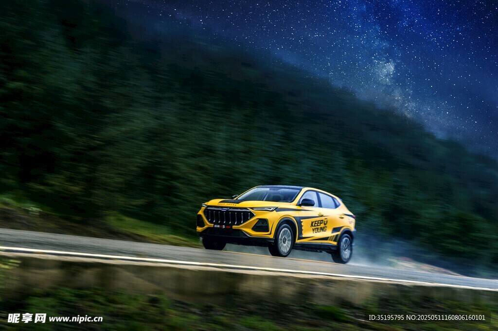 夜色中疾馳的黃色SUV