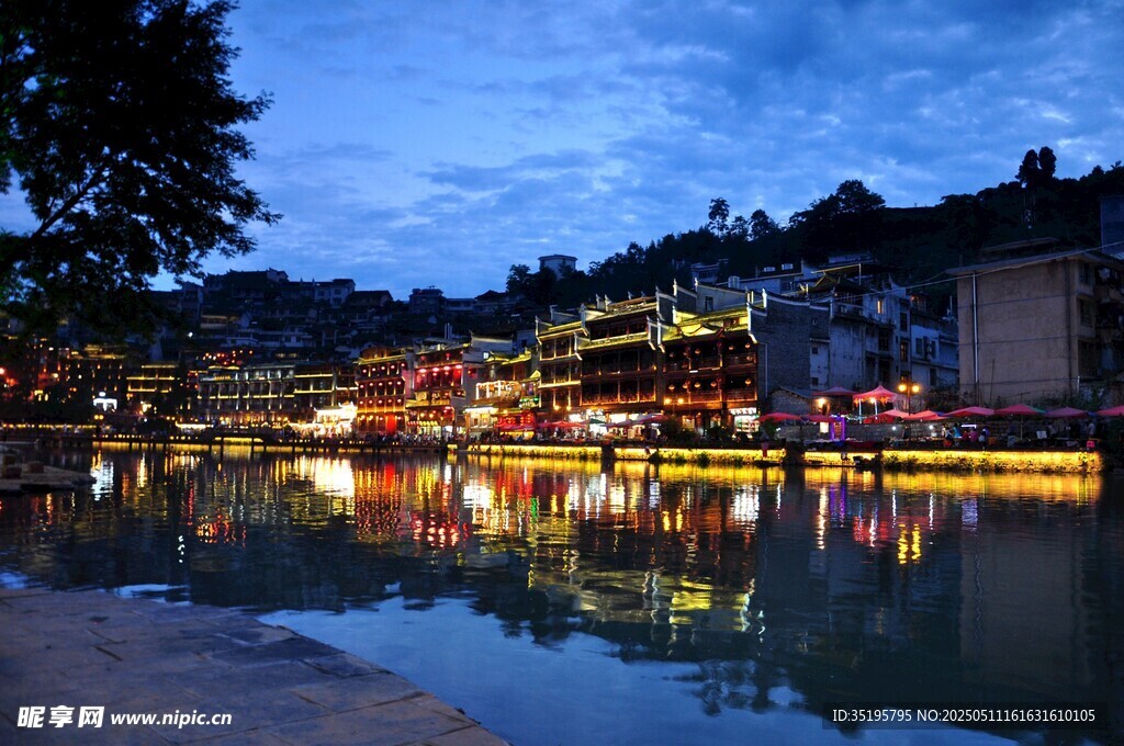 水鄉(xiāng)夜景 燈火倒映于湖面