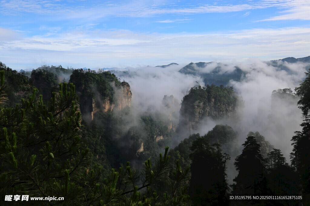 云霧繚繞的壯美山巒景觀