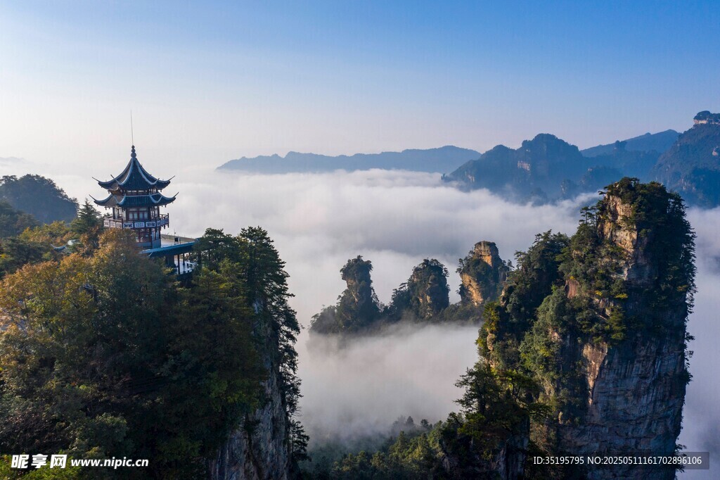 云霧繚繞中的壯美山峰景觀