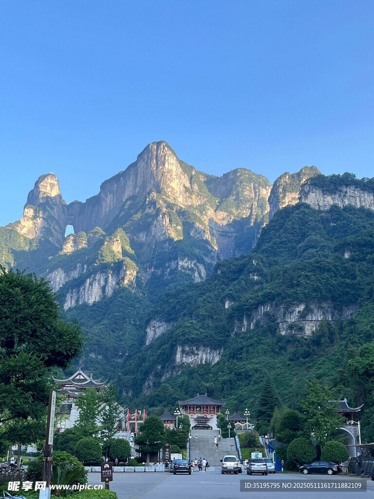 壯麗山景下的寧靜村落