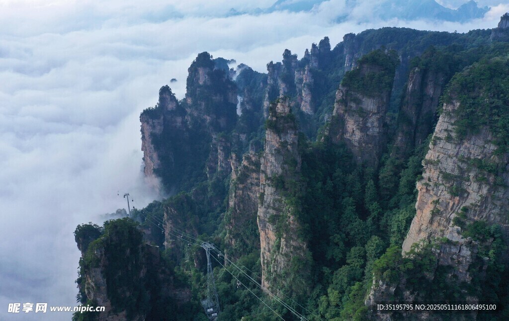 云霧繚繞的壯美奇峰