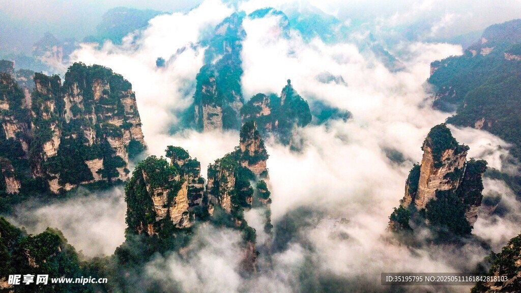 云霧繚繞的壯美奇峰景觀