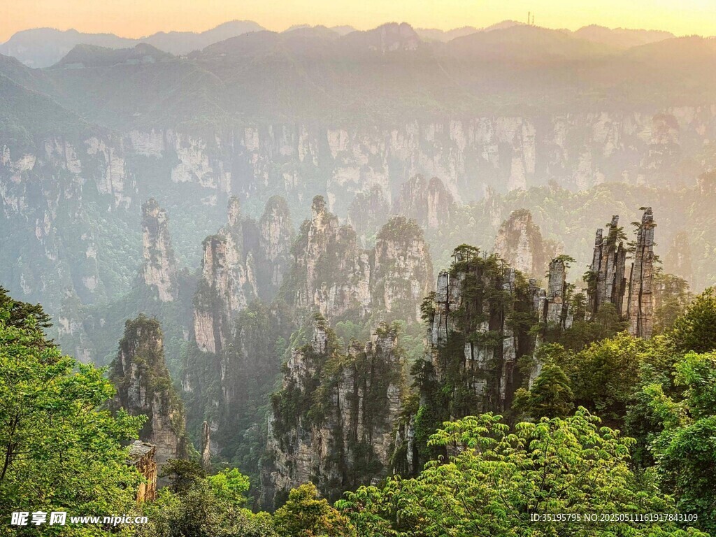 張家界奇峰云海壯美景觀