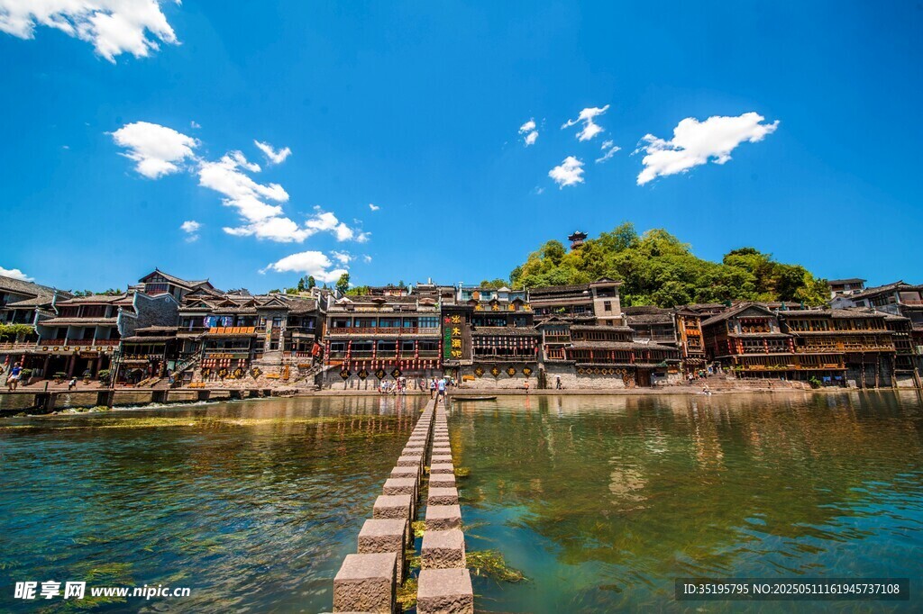 湘西水鄉(xiāng)古樸吊腳樓風景