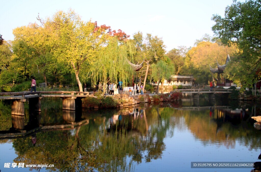 秋日河畔美景