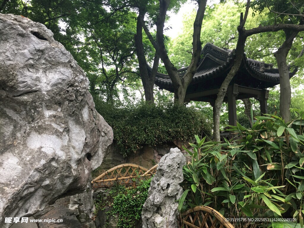 中式園林景致中的古樸建筑