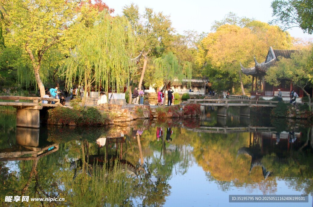 秋日湖畔美景