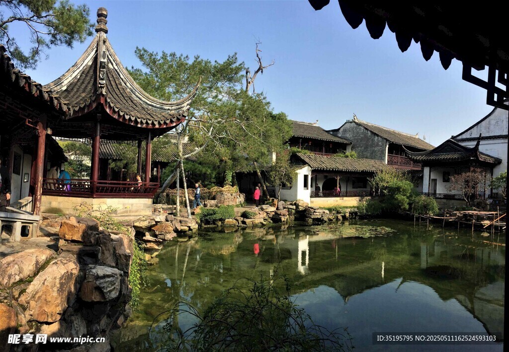 中式古典園林池塘景致