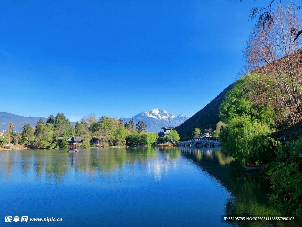 寧靜湖畔的秀麗山水風光