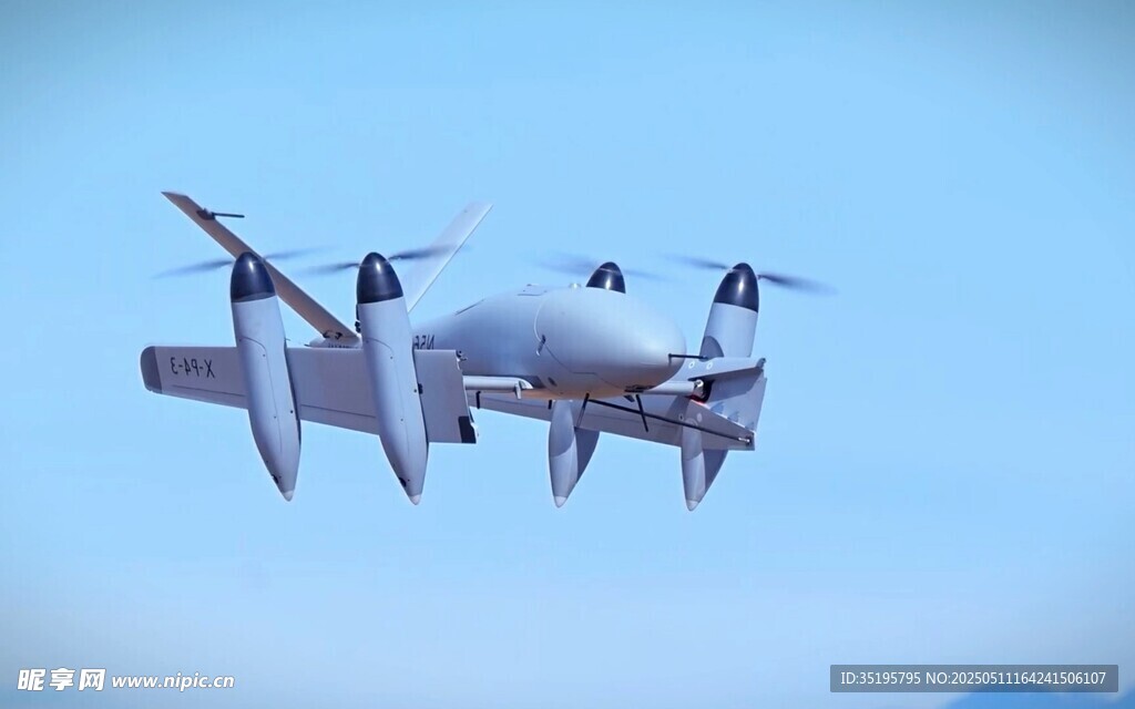 空中飛行的多旋翼無人機