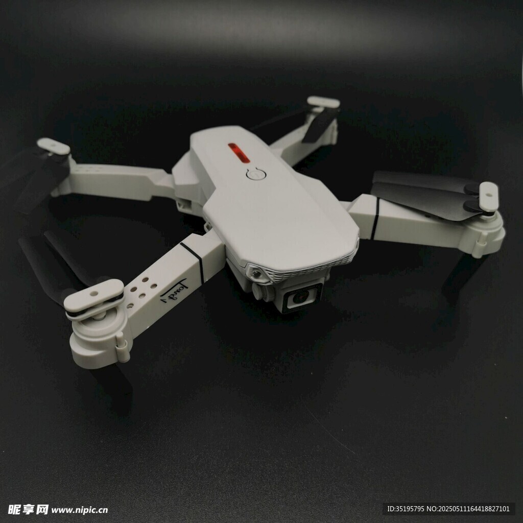 白色無(wú)人機(jī)模型展示