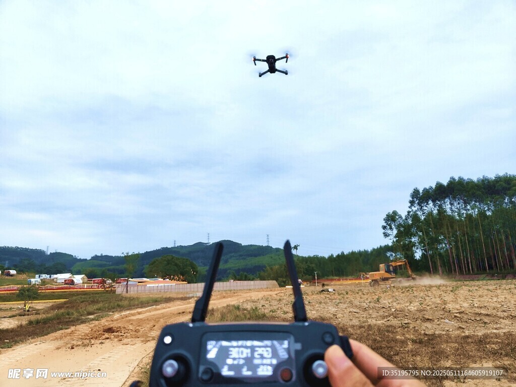 手持遙控操控空中無人機