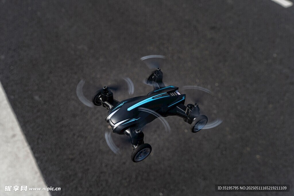 空中飛行的小型四軸無人機
