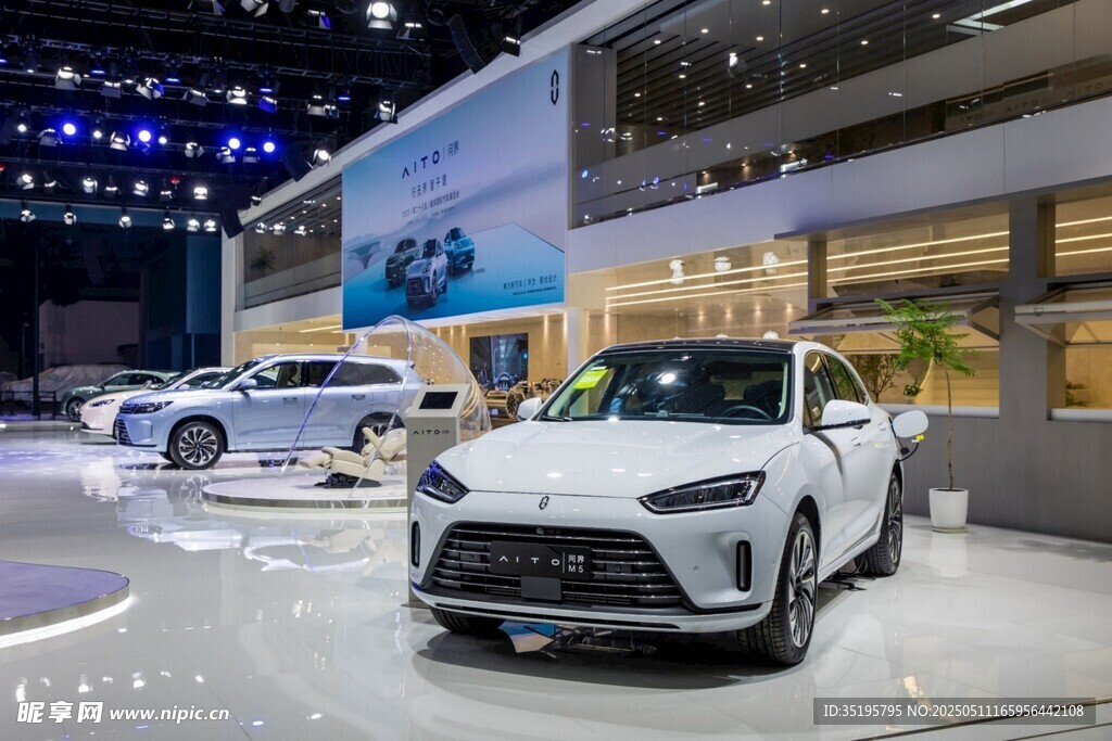 展廳中的時尚白色汽車