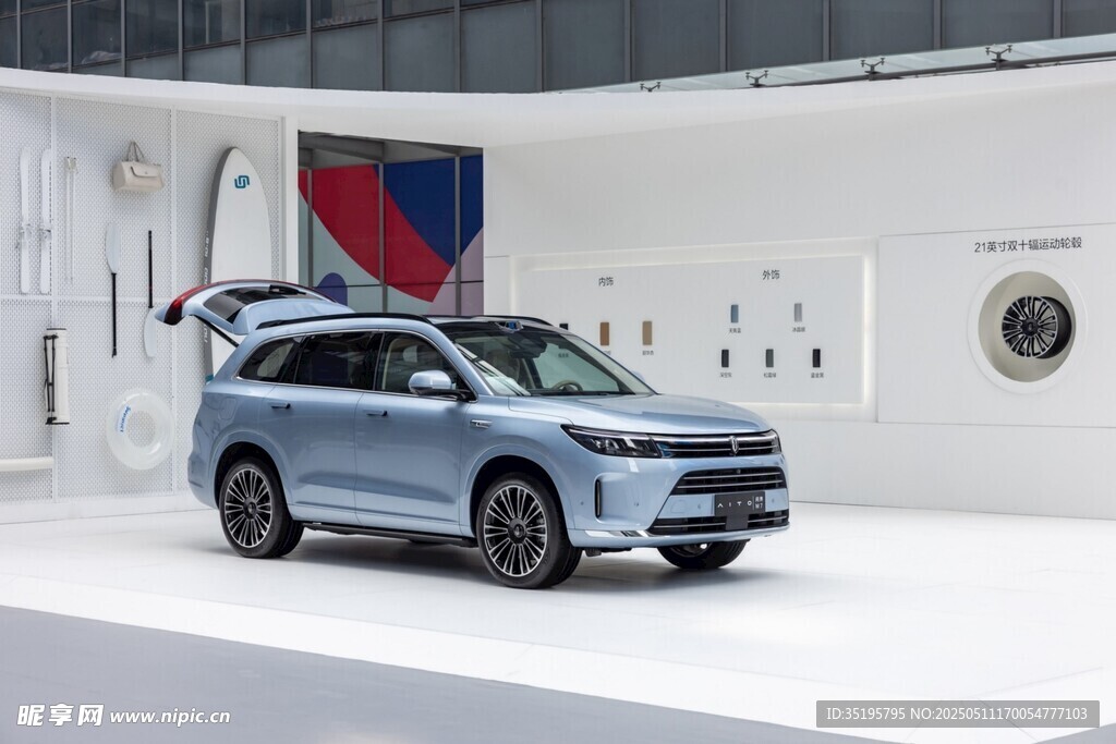 展廳中的藍色時尚電動汽車