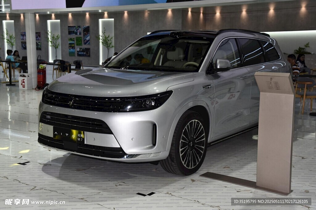 展廳中的銀色新能源汽車