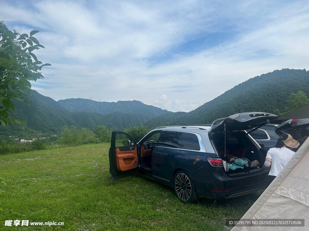 野外露營車后備箱開啟場景